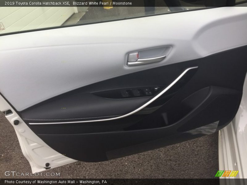 Blizzard White Pearl / Moonstone 2019 Toyota Corolla Hatchback XSE