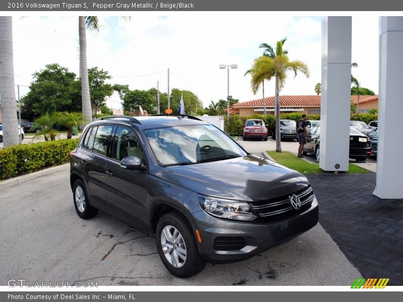 Pepper Gray Metallic / Beige/Black 2016 Volkswagen Tiguan S