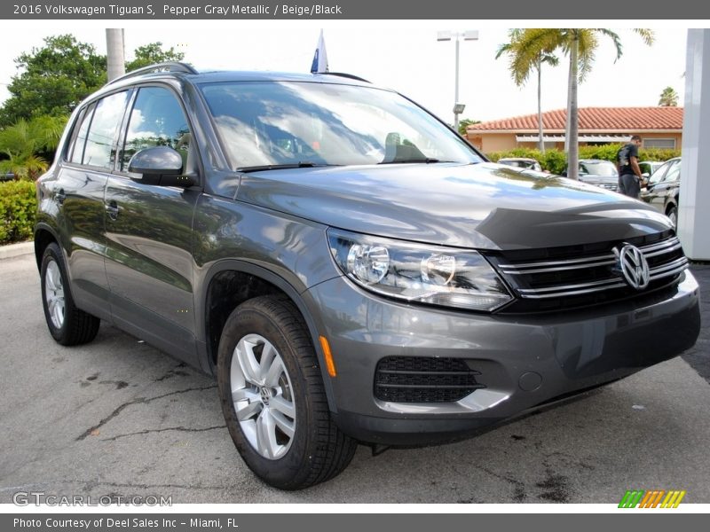 Pepper Gray Metallic / Beige/Black 2016 Volkswagen Tiguan S