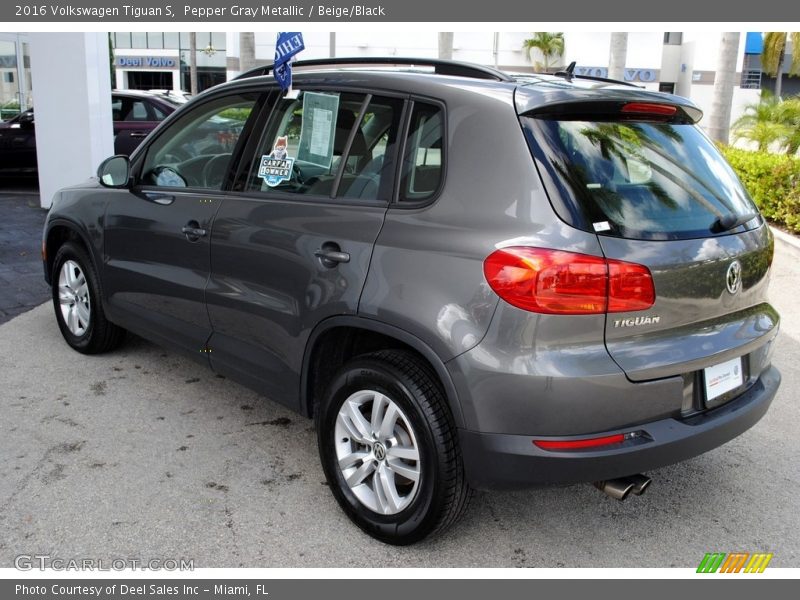 Pepper Gray Metallic / Beige/Black 2016 Volkswagen Tiguan S