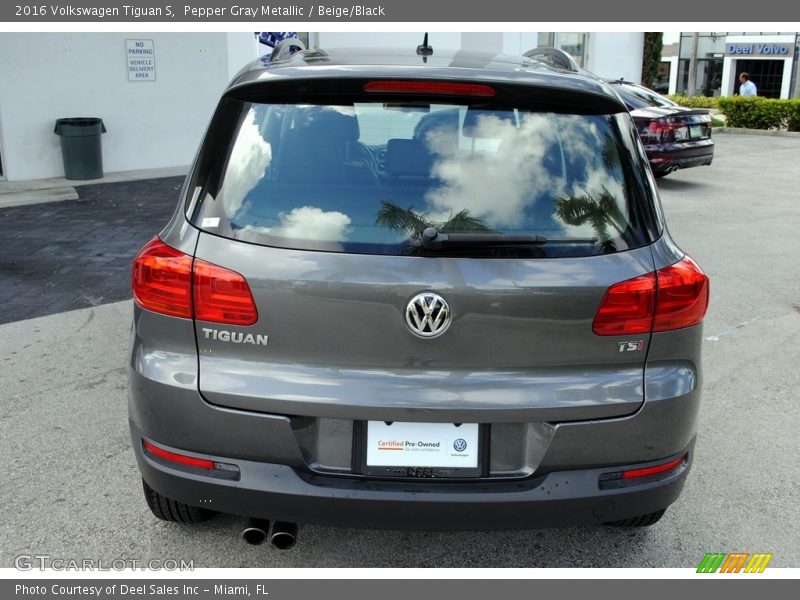 Pepper Gray Metallic / Beige/Black 2016 Volkswagen Tiguan S