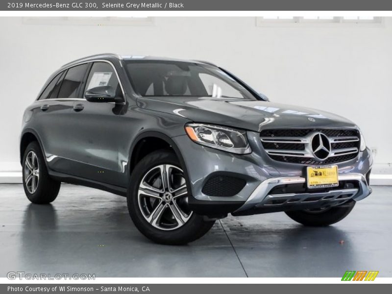 Front 3/4 View of 2019 GLC 300