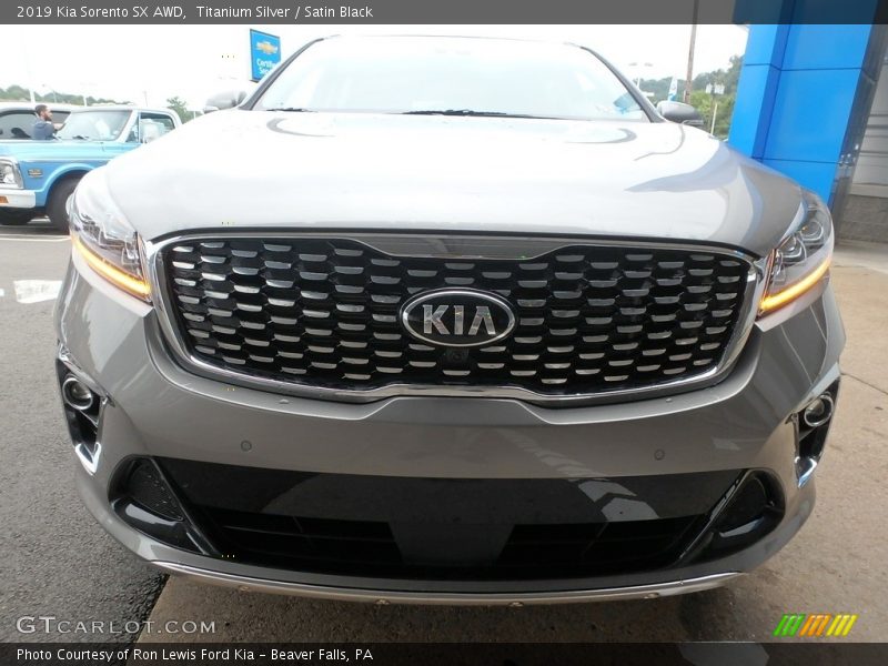 Titanium Silver / Satin Black 2019 Kia Sorento SX AWD