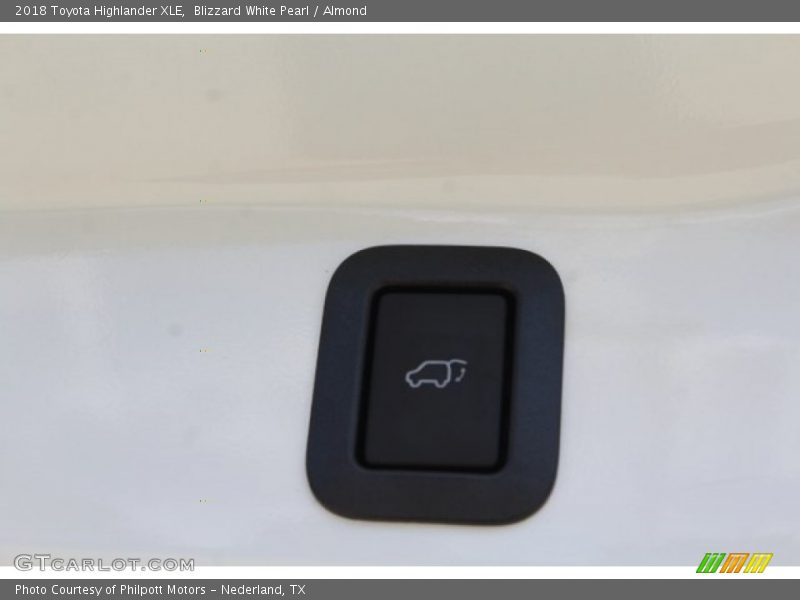 Blizzard White Pearl / Almond 2018 Toyota Highlander XLE