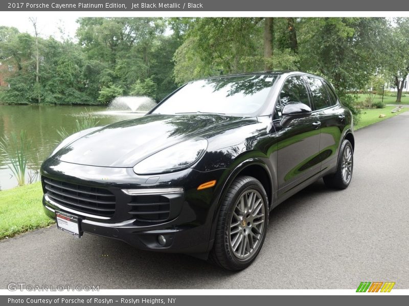 Front 3/4 View of 2017 Cayenne Platinum Edition