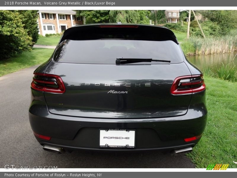 Volcano Grey Metallic / Black/Luxor Beige 2018 Porsche Macan