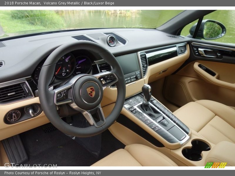 Volcano Grey Metallic / Black/Luxor Beige 2018 Porsche Macan