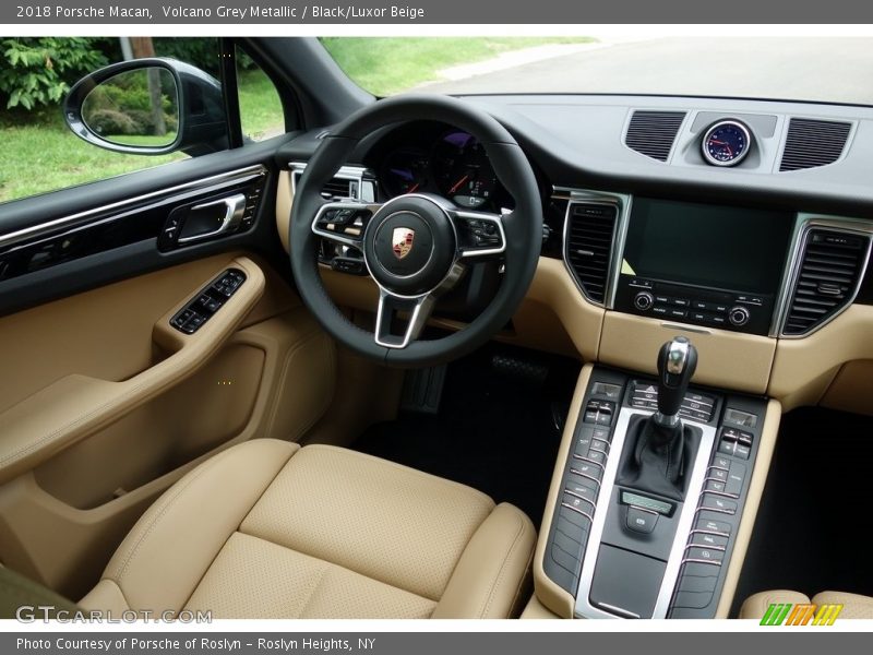 Volcano Grey Metallic / Black/Luxor Beige 2018 Porsche Macan
