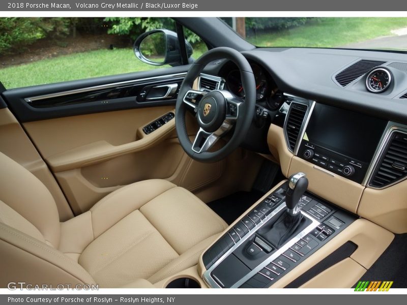 Volcano Grey Metallic / Black/Luxor Beige 2018 Porsche Macan