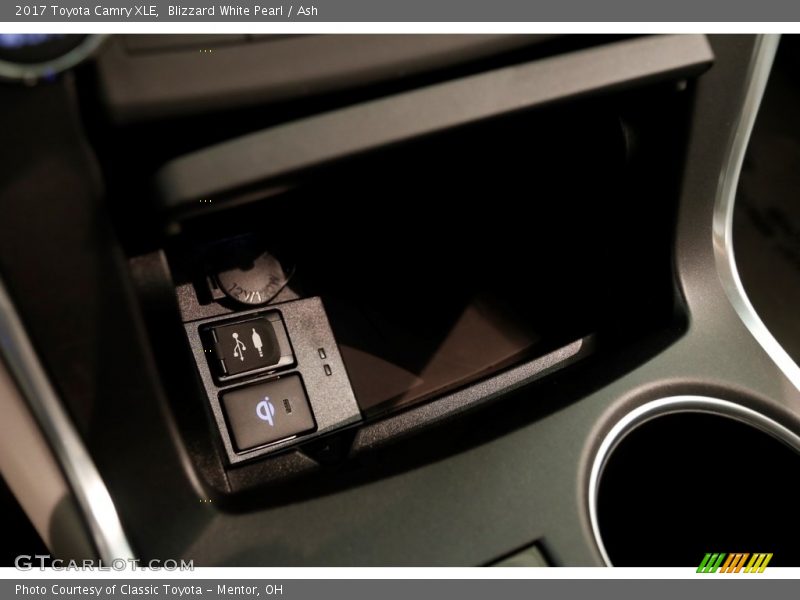 Blizzard White Pearl / Ash 2017 Toyota Camry XLE