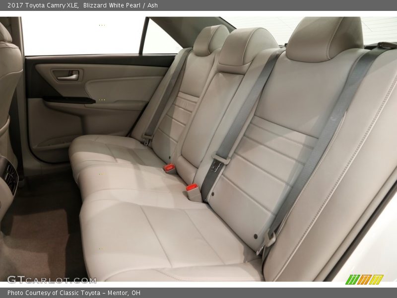 Blizzard White Pearl / Ash 2017 Toyota Camry XLE