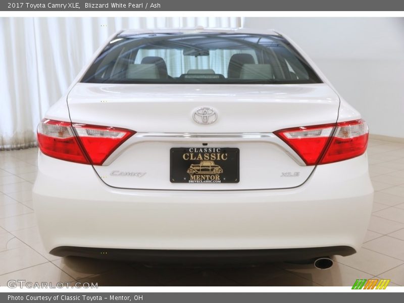 Blizzard White Pearl / Ash 2017 Toyota Camry XLE