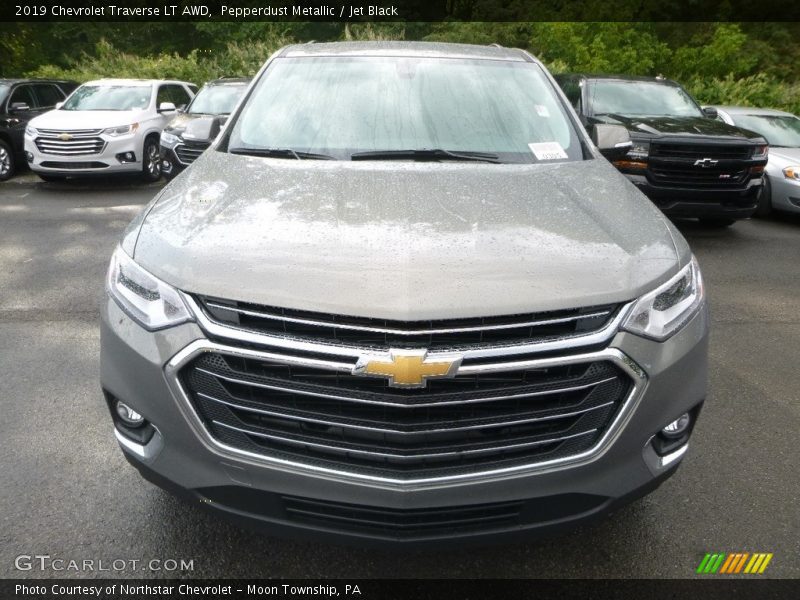 Pepperdust Metallic / Jet Black 2019 Chevrolet Traverse LT AWD