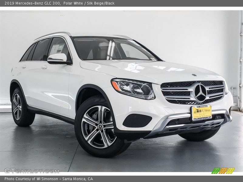 Front 3/4 View of 2019 GLC 300