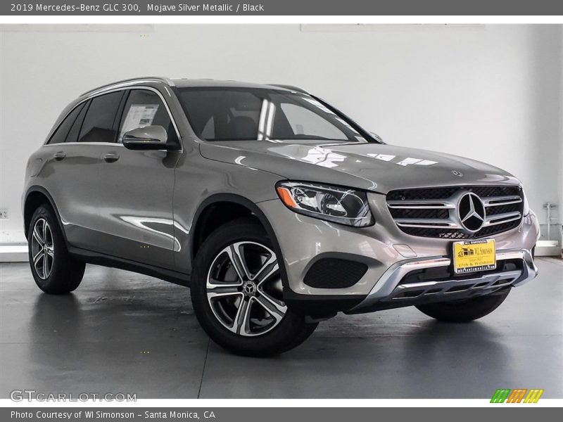 Front 3/4 View of 2019 GLC 300