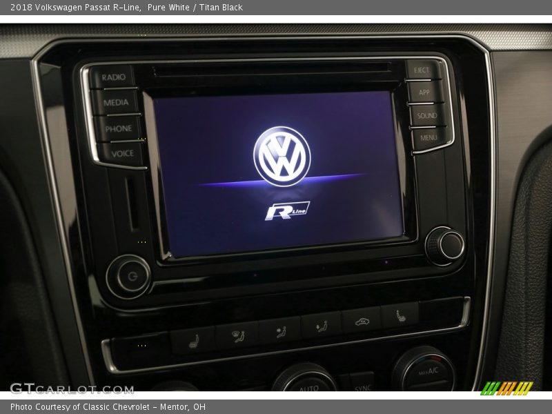 Pure White / Titan Black 2018 Volkswagen Passat R-Line