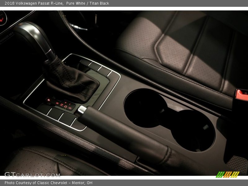 Pure White / Titan Black 2018 Volkswagen Passat R-Line