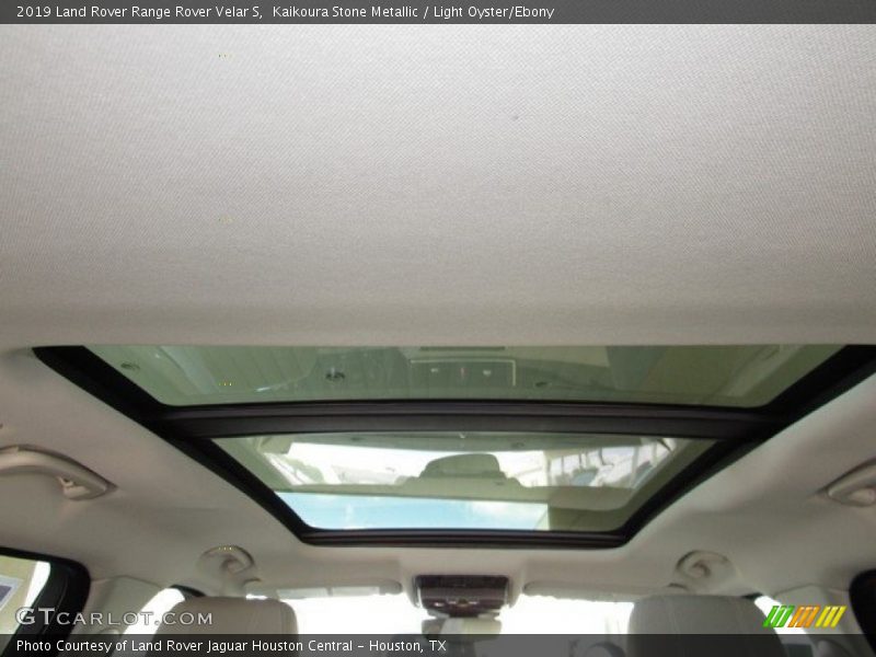 Sunroof of 2019 Range Rover Velar S