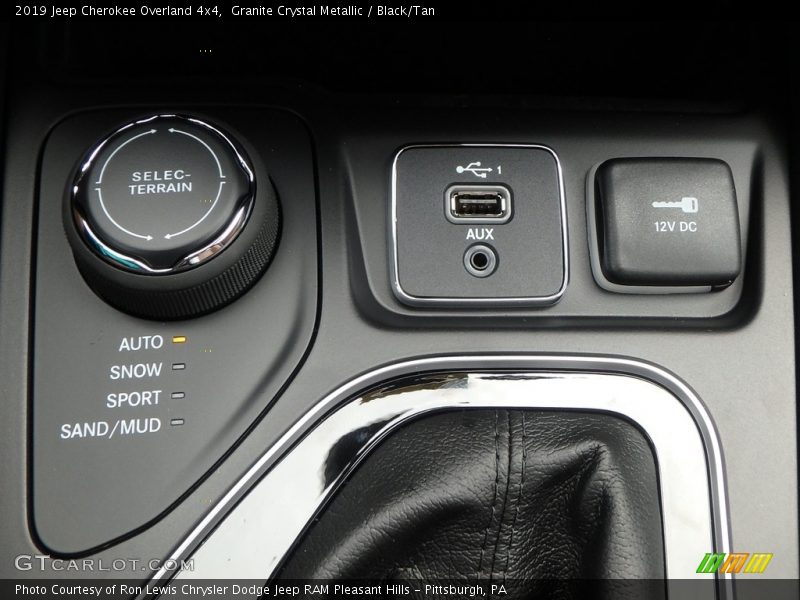 Granite Crystal Metallic / Black/Tan 2019 Jeep Cherokee Overland 4x4