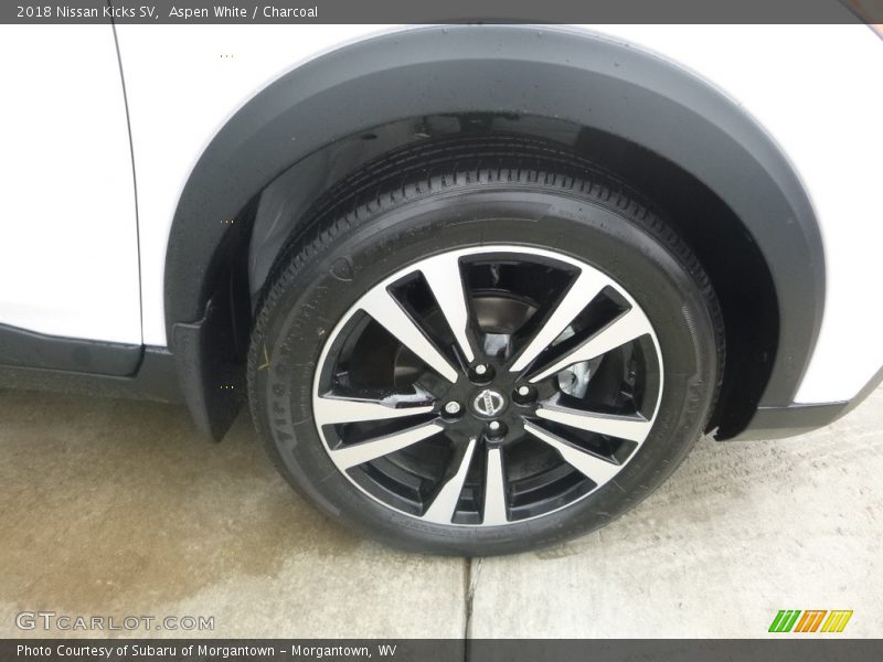 Aspen White / Charcoal 2018 Nissan Kicks SV