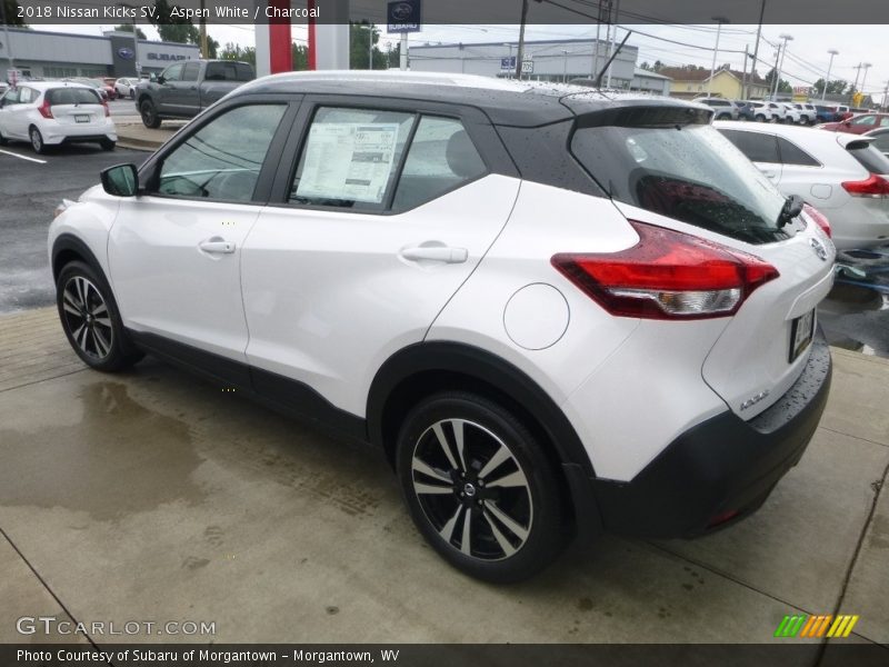 Aspen White / Charcoal 2018 Nissan Kicks SV