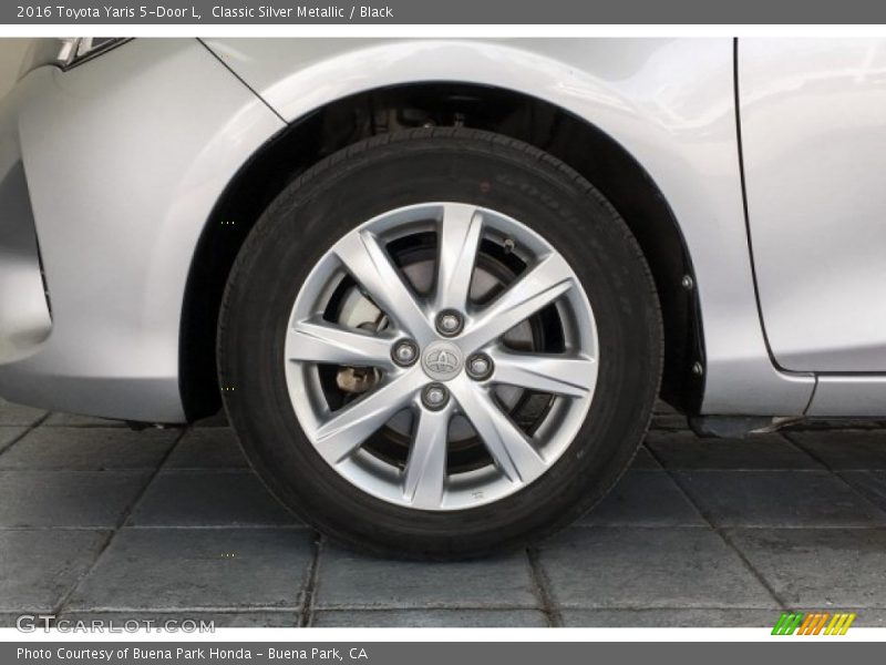 Classic Silver Metallic / Black 2016 Toyota Yaris 5-Door L