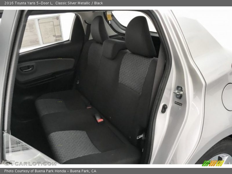 Classic Silver Metallic / Black 2016 Toyota Yaris 5-Door L
