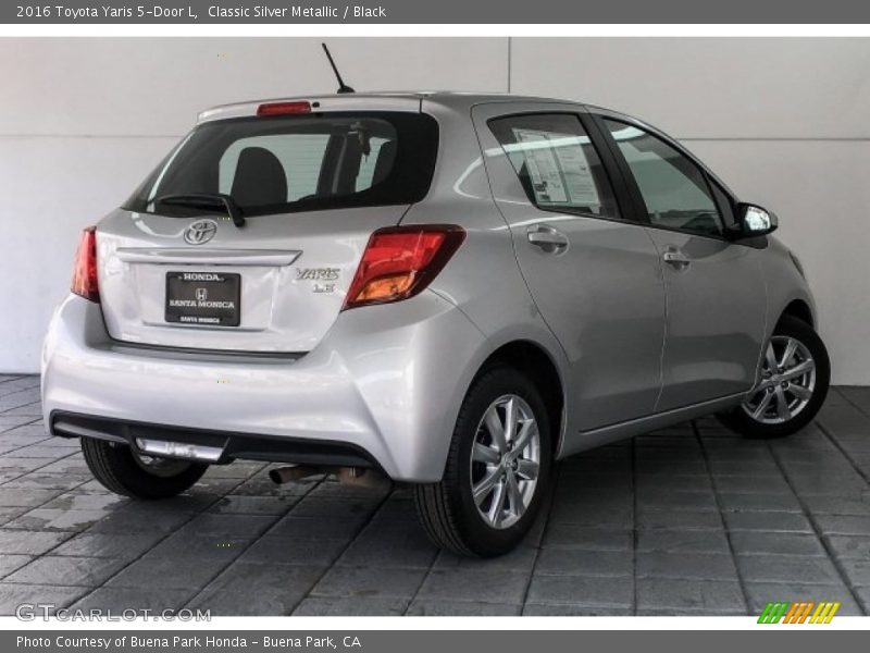 Classic Silver Metallic / Black 2016 Toyota Yaris 5-Door L