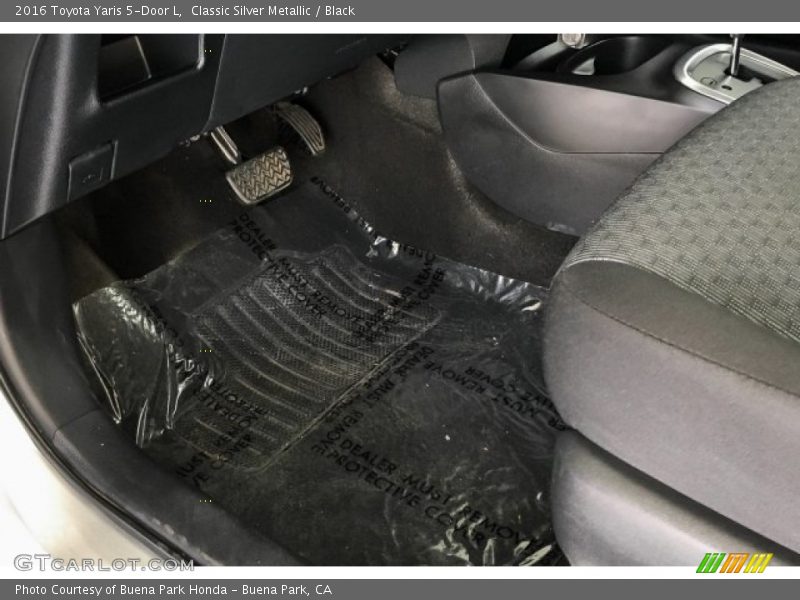 Classic Silver Metallic / Black 2016 Toyota Yaris 5-Door L