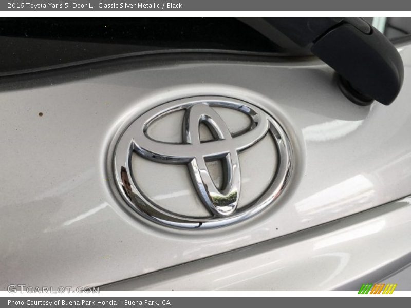 Classic Silver Metallic / Black 2016 Toyota Yaris 5-Door L