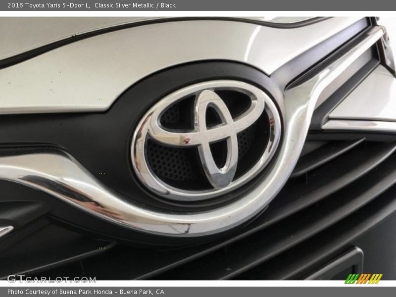 Classic Silver Metallic / Black 2016 Toyota Yaris 5-Door L