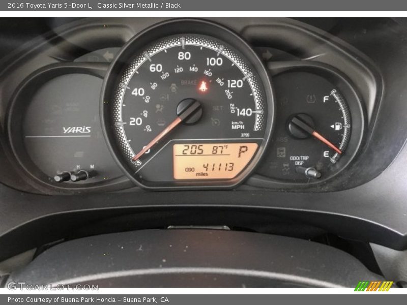 Classic Silver Metallic / Black 2016 Toyota Yaris 5-Door L