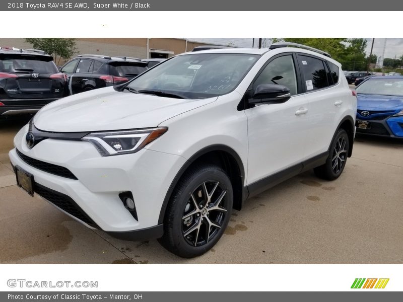 Super White / Black 2018 Toyota RAV4 SE AWD