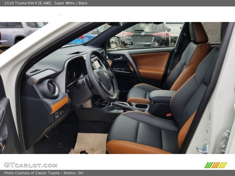 Super White / Black 2018 Toyota RAV4 SE AWD