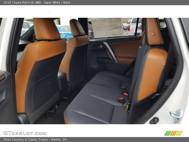 Super White / Black 2018 Toyota RAV4 SE AWD