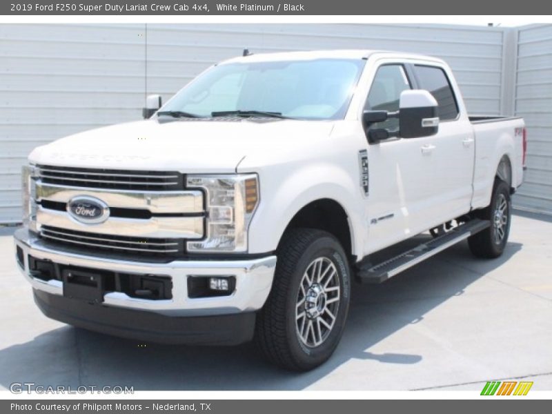Front 3/4 View of 2019 F250 Super Duty Lariat Crew Cab 4x4