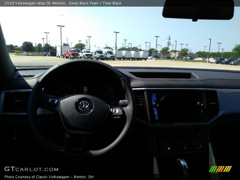 Deep Black Pearl / Titan Black 2018 Volkswagen Atlas SE 4Motion