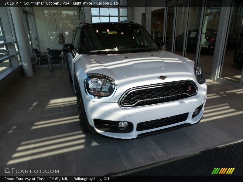 Light White / Carbon Black 2019 Mini Countryman Cooper S All4