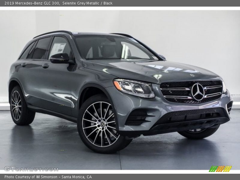 Front 3/4 View of 2019 GLC 300