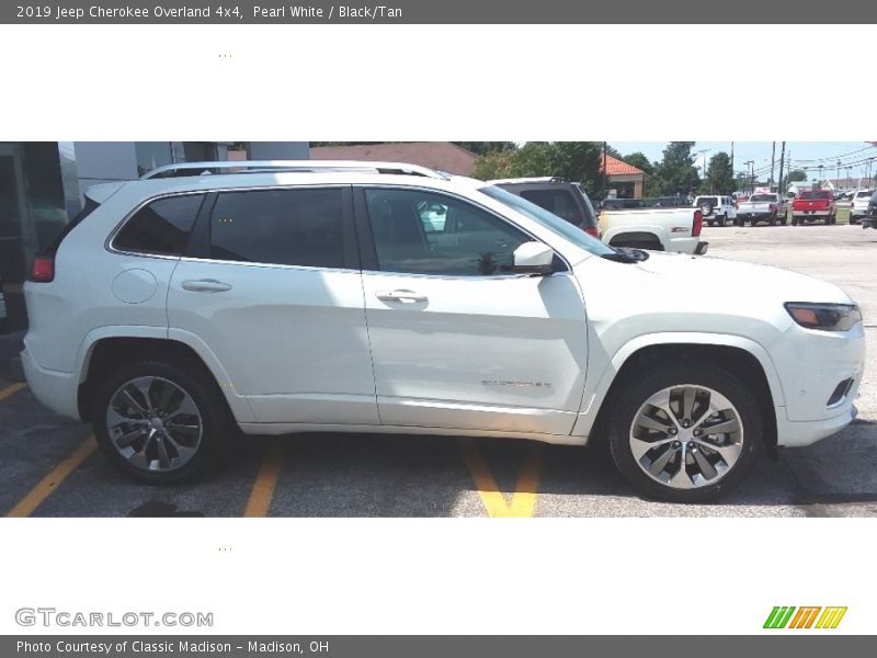 Pearl White / Black/Tan 2019 Jeep Cherokee Overland 4x4
