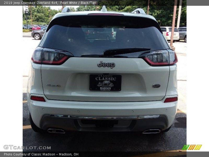 Pearl White / Black/Tan 2019 Jeep Cherokee Overland 4x4