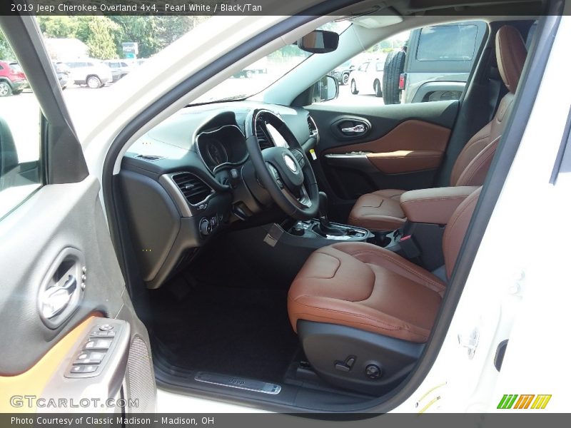 Pearl White / Black/Tan 2019 Jeep Cherokee Overland 4x4