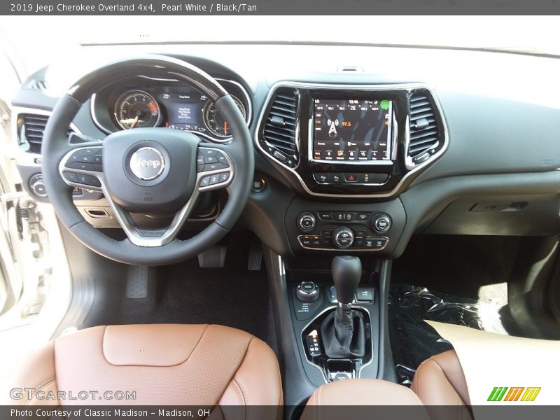 Pearl White / Black/Tan 2019 Jeep Cherokee Overland 4x4