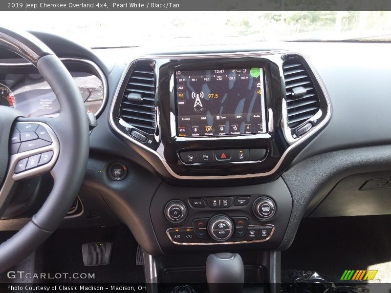 Pearl White / Black/Tan 2019 Jeep Cherokee Overland 4x4