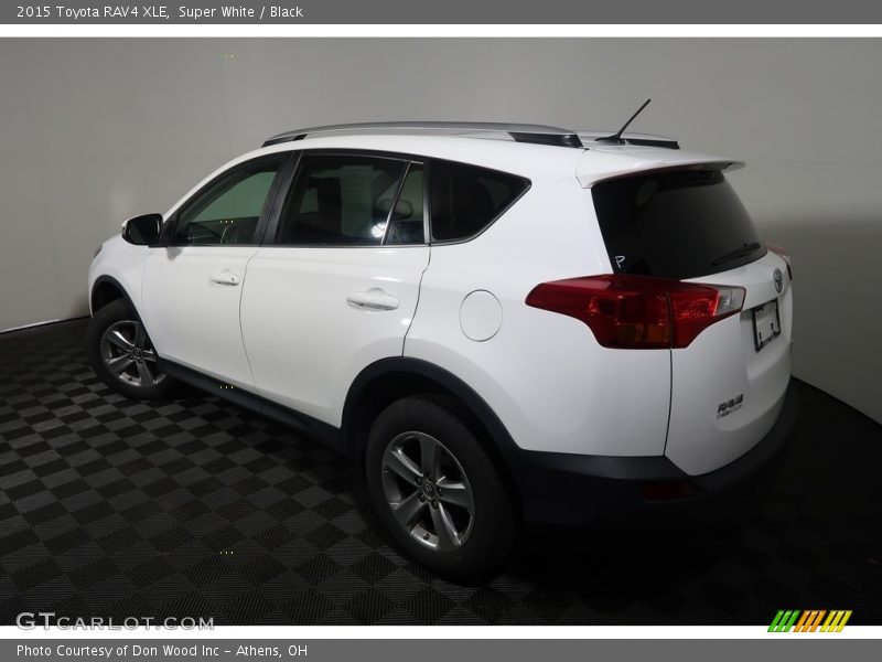 Super White / Black 2015 Toyota RAV4 XLE