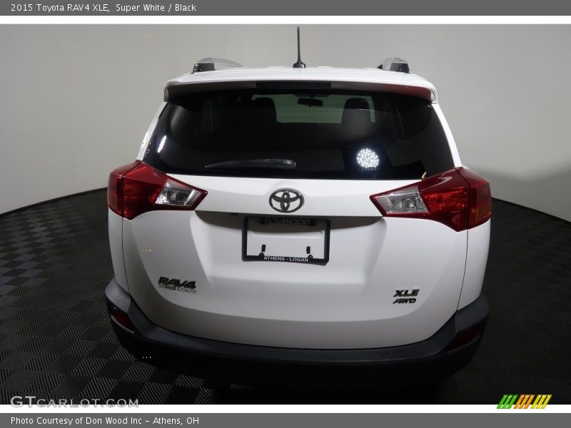 Super White / Black 2015 Toyota RAV4 XLE