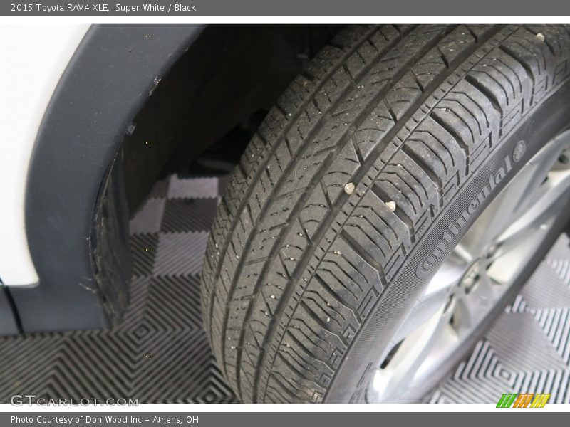 Super White / Black 2015 Toyota RAV4 XLE