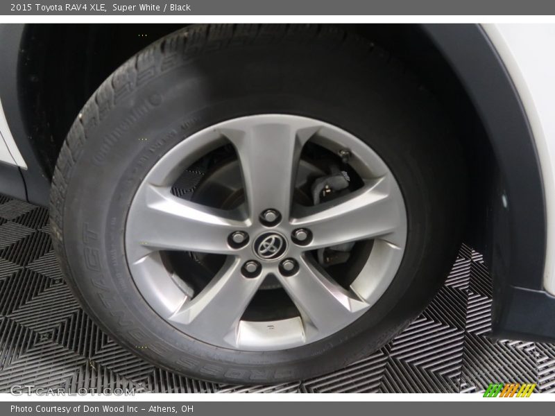Super White / Black 2015 Toyota RAV4 XLE