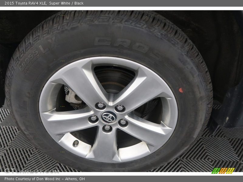 Super White / Black 2015 Toyota RAV4 XLE