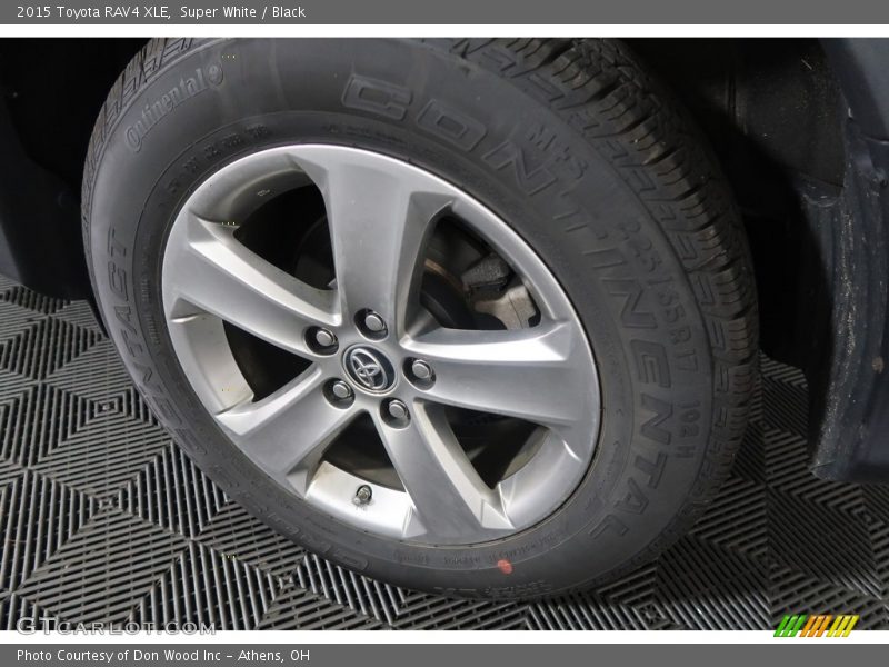 Super White / Black 2015 Toyota RAV4 XLE